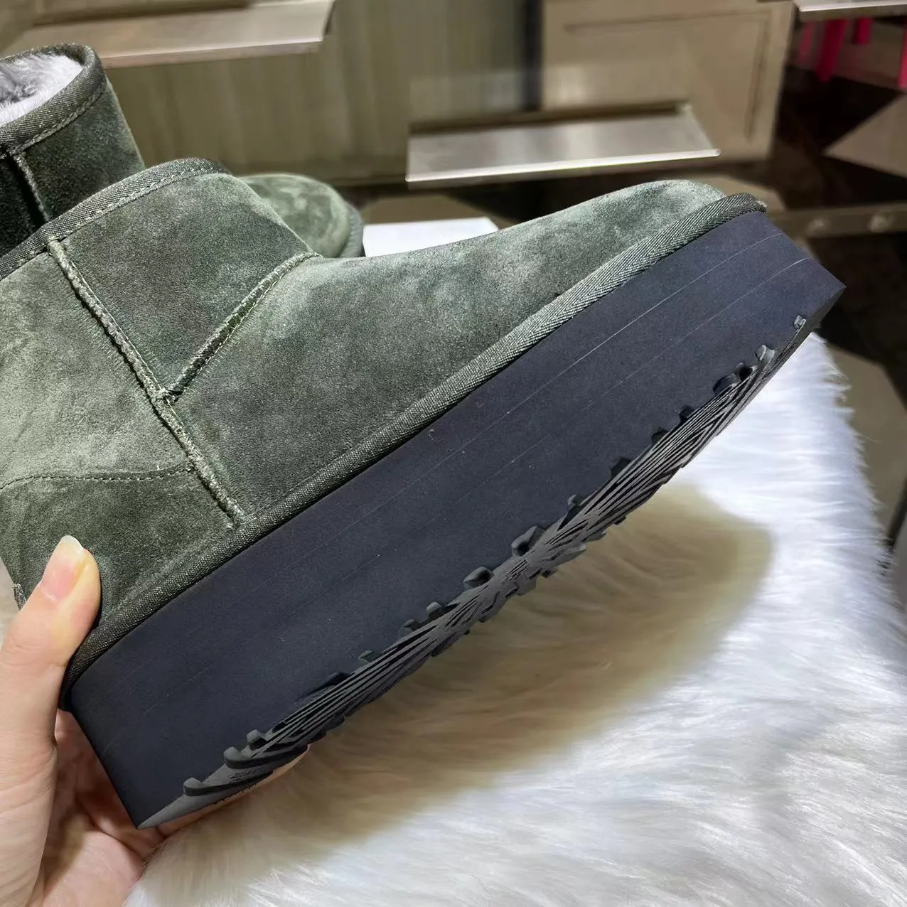💰520 UGG sheepskin all-in-one snow boots. The official website synchronizes the new autumn and winter women's classic mini (thick sole) short snow boots 1134991, three-layer combination thick sole 5 cm, lightweight and non-slip, suede upper, 17 mm real wool lining, comfortable and casual, simple and fashionable! Color: Maroon Black Military Green Chocolate Size: 35-41
